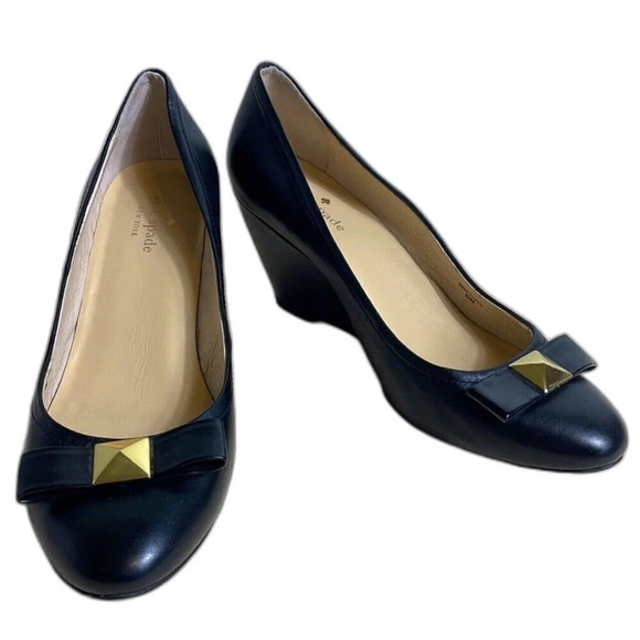 Kate Spade Black Patent Leather Wedge Heels Womens 8M Gold Metal Bow Detail - Picture 1 of 16